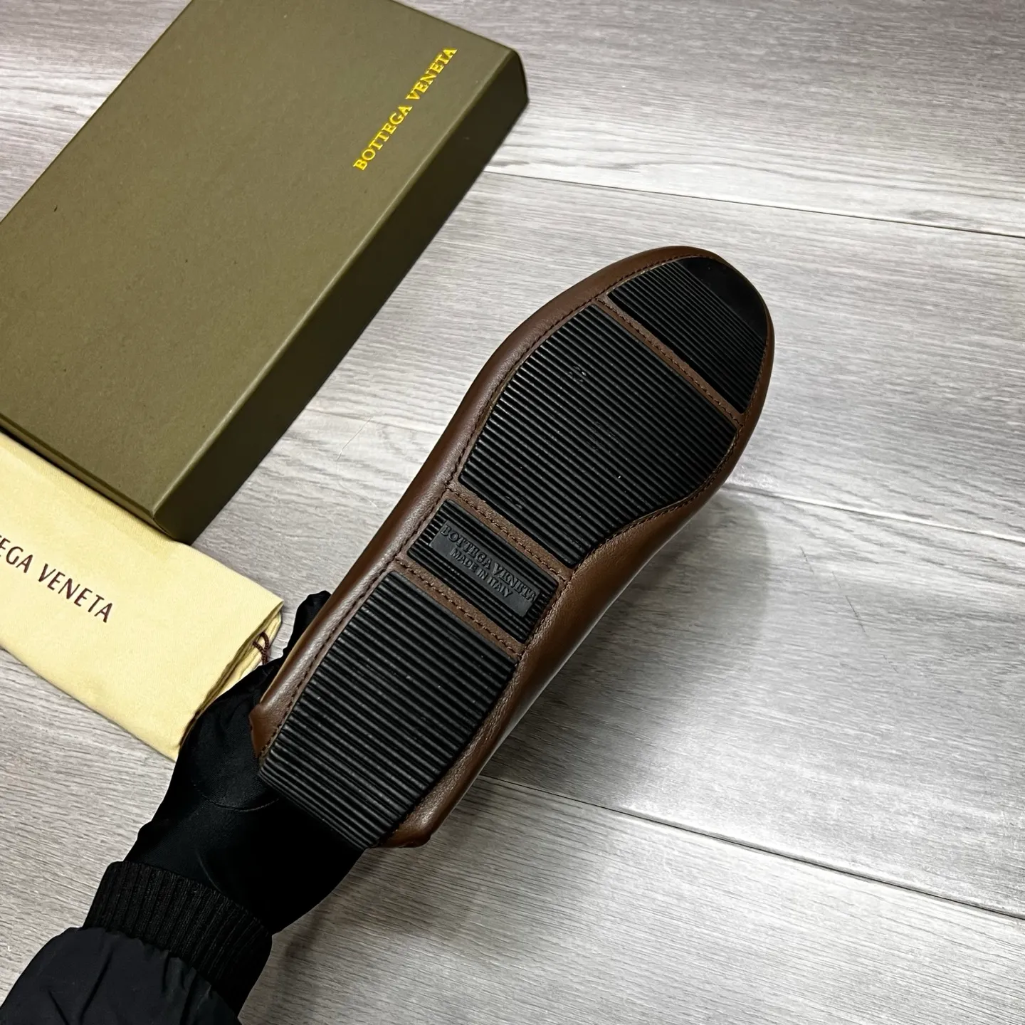 Factory price 480 BV〰️Purely handmade classic men's beanie shoes👉👉driving shoes, slip-on shoes, woven with cowhide imported from Italy, 💕water-dyed cowhide lining, 🔊original outsole, waterproof platform design, comfortable on the feet. A good choice for traveling and driving, two colors available, code number: 38-44, (45 can be customized)